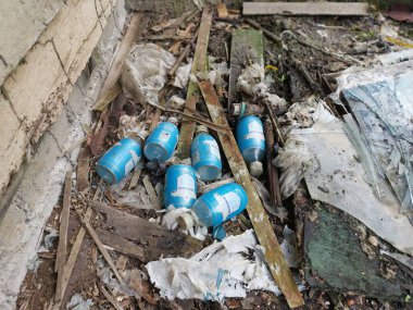 Perak, Malezya. 17 Kasım 2020: Kg Koh çöplüğündeki tenha bir çöplükte birçok boş tüketilmiş soda şişesi bulundu.