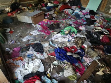 Perak, Malezya. 18 Kasım 2020: Kg Koh Palm çiftliğindeki terk edilmiş ahşap evde bulunan düzensiz kirli çamaşırlarla dolu bir kirli oda.