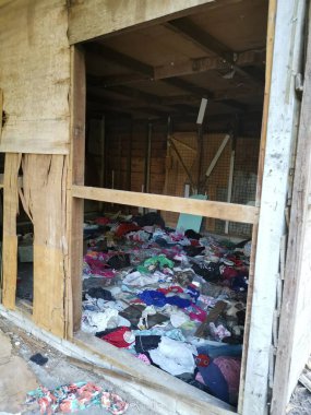 Perak, Malezya. 18 Kasım 2020: Kg Koh Palm çiftliğindeki terk edilmiş ahşap evde bulunan düzensiz kirli çamaşırlarla dolu bir kirli oda.