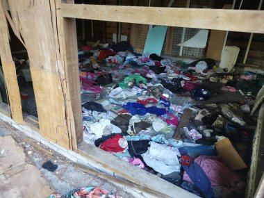 Perak, Malezya. 18 Kasım 2020: Kg Koh Palm çiftliğindeki terk edilmiş ahşap evde bulunan düzensiz kirli çamaşırlarla dolu bir kirli oda.