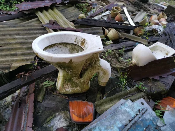 Kaputte Toilettensitze Auf Müllcontainer Geworfen — Stockfoto