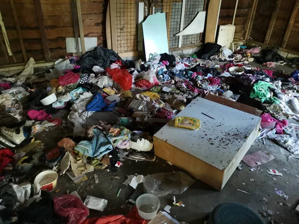 2020年11月18日 位于Kg Koh Palm种植园废弃木屋的一间房间里 房间里充满了未经整理的脏衣服 — 图库照片