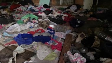 Perak, Malezya. 18 Kasım 2020: Kg Koh Palm çiftliğindeki terk edilmiş ahşap evde bulunan düzensiz kirli giysilerle dolu işlenmemiş kirli karanlık oda.
