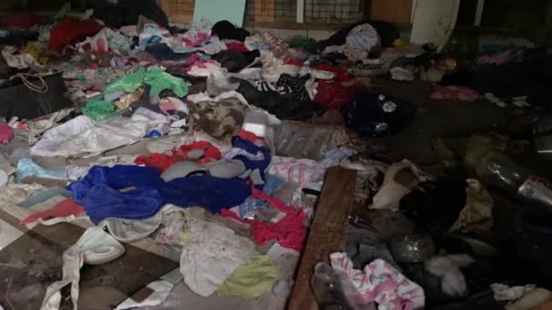 2020年11月18日 位于Kg Koh Palm种植园废弃的木屋内的一间涂满未整理干净的脏衣服的房间 — 图库视频影像