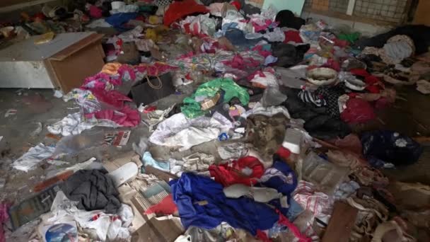 2020年11月18日 位于Kg Koh Palm种植园废弃的木屋内的一间涂满未整理干净的脏衣服的房间 — 图库视频影像