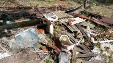 Çöp konteynerine atılmış kırık klozet kapağı..