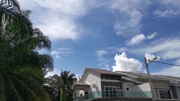 Mirando Hacia Arriba Hermoso Cielo Azul Nublado Durante Día — Vídeo de stock