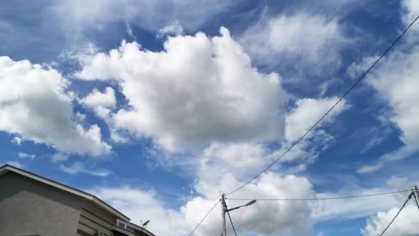 Levant Les Yeux Vers Beau Ciel Bleu Nuageux Jour — Video