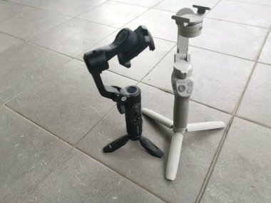 Perak, Malezya. 22 Kasım 2020: Gimbal Stabilizer DJI OM 4 ile Aochuan Smart XR 'ın fotoğrafı, Taman Mas 1, Kampong Koh' da sergilenecek..