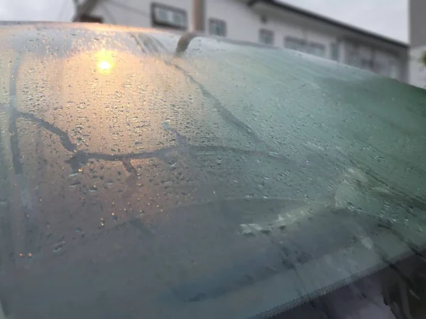 フロントカーのフロントガラスの朝霧 — ストック写真
