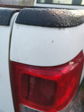 Arabanın dış yüzeyinde sabah sisi var..