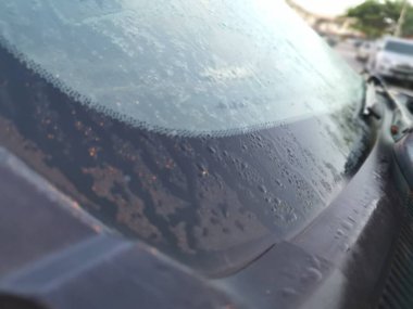 Arabanın dış yüzeyinde sabah sisi var..