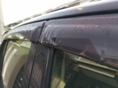 Arabanın dış yüzeyinde sabah sisi var..