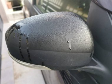 Arabanın dış yüzeyinde sabah sisi var..