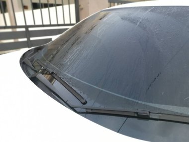 Arabanın dış yüzeyinde sabah sisi var..