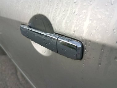 Arabanın dış yüzeyinde sabah sisi var..