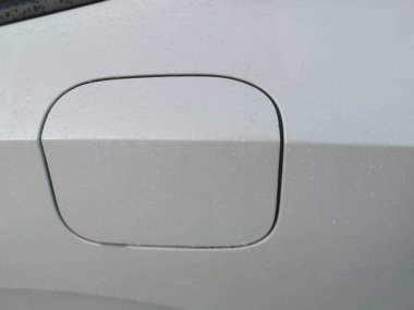 Arabanın dış yüzeyinde sabah sisi var..