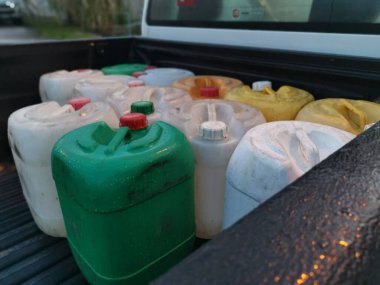 Kamyonetin arkasına bırakılmış boş plastik kaplar..