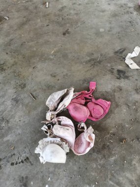 Yaşlı, yıpranmış kadının sütyeni yere atıldı..