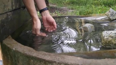 Yavaş hareket eden su, havuz yüzeyine çarptığında sıçrıyor.. 