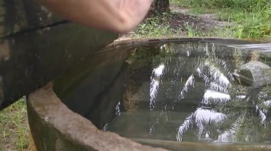 Yavaş hareket eden su, havuz yüzeyine çarptığında sıçrıyor.. 