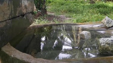 Kayalar havuz yüzeyine çarptığında suyun yavaş yavaş sıçraması..