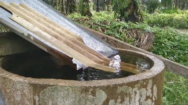 Kayalar havuz yüzeyine çarptığında suyun yavaş yavaş sıçraması..