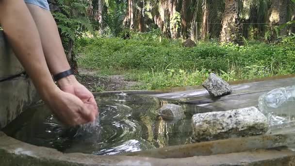 Cámara Lenta Salpicaduras Agua Cuando Mano Golpea Superficie Piscina — Vídeos de Stock