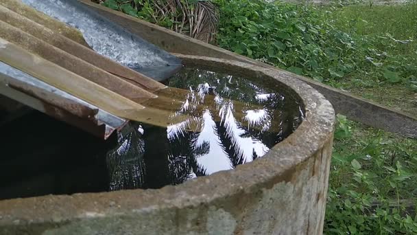 Langzame Beweging Van Water Spatten Wanneer Rots Raakt Het Zwembad — Stockvideo