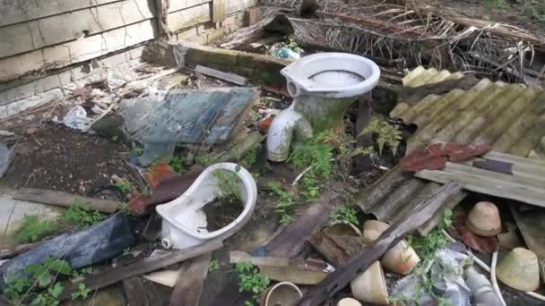 Toilettensitz Und Pissoir Müllcontainer Weggeworfen — Stockvideo