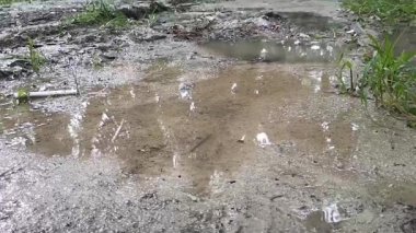 Su birikintisine adım atarken suyun yavaş yavaş sıçraması.. 