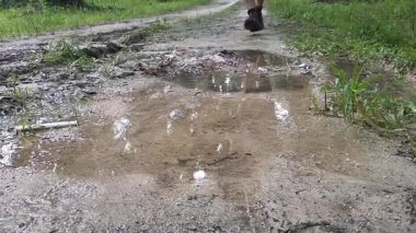 Su birikintisine adım atarken suyun yavaş yavaş sıçraması.. 