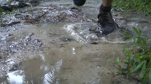 踩踏水坑时 水花的缓慢运动 — 图库视频影像