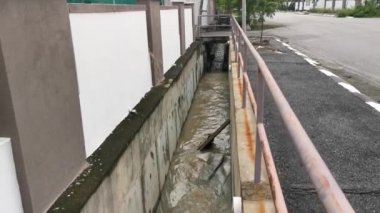 Şehrin yol kenarındaki drenaj sistemi..