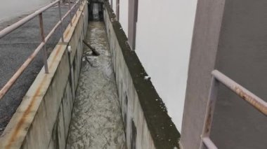 Şehrin yol kenarındaki drenaj sistemi..