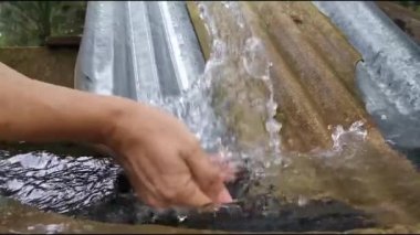 Yavaş çekimde su birikintisinin üzerine su sıçratıyorlar..