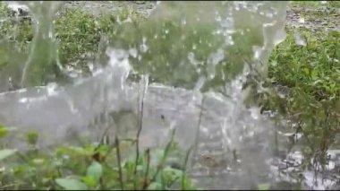 kaya gölün su yüzeyine ağır çekimde çarpıyor..