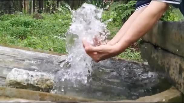 スローモーションで水を飛び散らせ — ストック動画