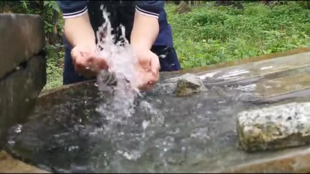 Kéz Fröccsenő Víz Medencében Víz Lassított Felvételű — Stock videók