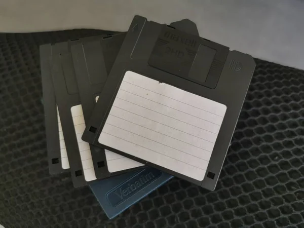 マレーシアのパーク 2020年11月26日 タンマンマス1研究室で使用できない古いコンピュータストレージブラックマクスウェルフロッピーディスクを発見 — ストック写真