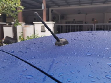 Arabanın dış yüzeyinde sabah sisi var..