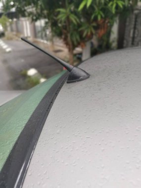 Arabanın dış yüzeyinde sabah sisi var..