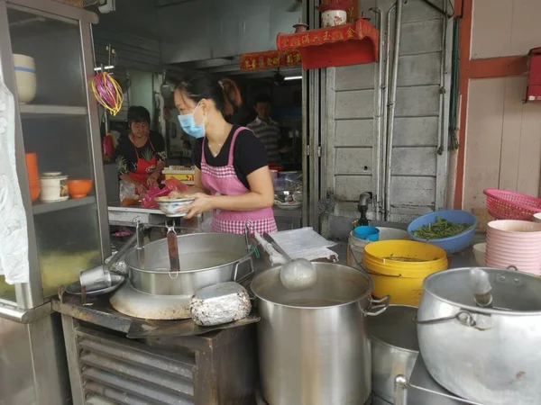 マレーシア パーク2020年11月28日 お客様が待っている麺を取り返す準備をしている女性の屋外シーンKg Kohのお気に入りの麺店 — ストック写真