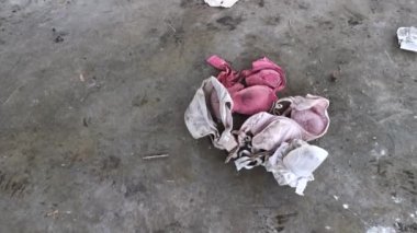 Kirli giysiler yerde yatıyor..