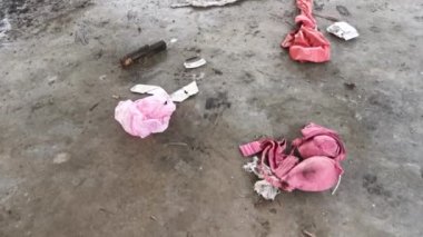 Kirli giysiler yerde yatıyor..