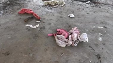 Kirli giysiler yerde yatıyor..