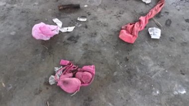 Kirli giysiler yerde yatıyor..