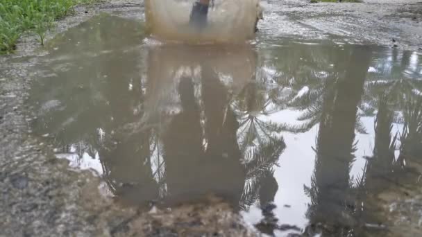 Hombre Con Zapato Cuero Correr Sobre Piscina Agua — Vídeo de stock