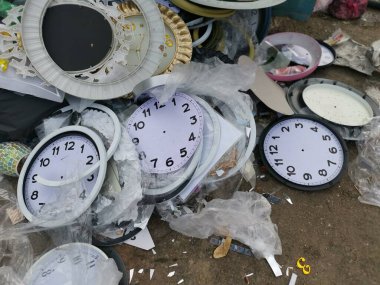 Çöp konteynırında kırık duvar tavanı saati..