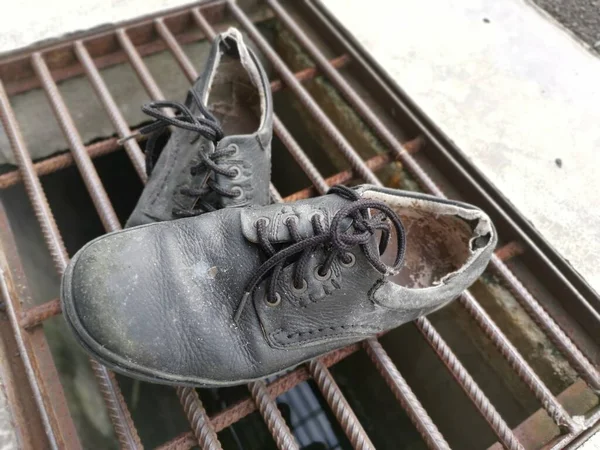 Worn Out Man Black Leather Shoe — Stock Photo, Image